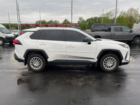 Used 2022 Toyota RAV4 LE AWD/4WD image 4