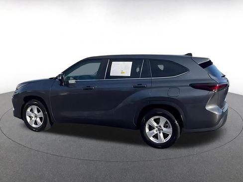 Used 2025 Toyota Highlander LE image 7