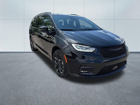 Used 2023 Chrysler Pacifica Touring-L w/ S Appearance Package AWD/4WD image 9