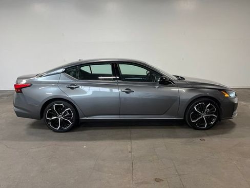 Used 2023 Nissan Altima 2.5 SR FWD image 2