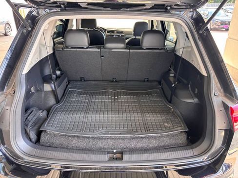 Used 2022 Volkswagen Tiguan SE FWD image 11