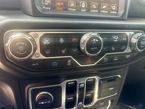 Used 2022 Jeep Wrangler Unlimited Sahara w/ Cold Weather Group AWD/4WD image 15