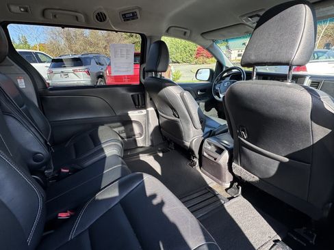 Used 2015 Toyota Sienna SE image 12