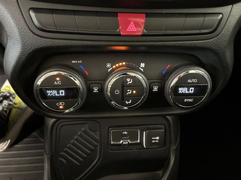 Used 2015 Jeep Renegade Latitude w/ Popular Equipment Group FWD image 21