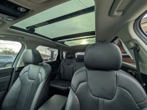 Used 2022 Kia Sorento S w/ Panoramic Sunroof Package image 6