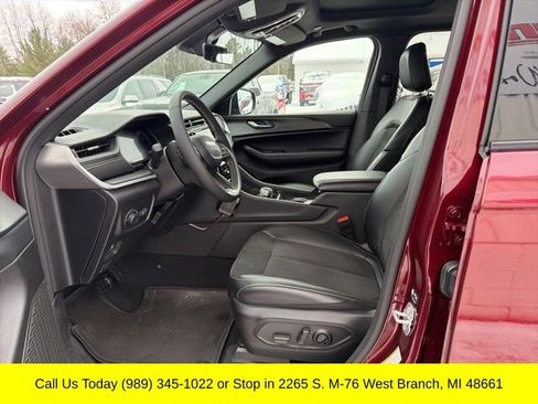 Used 2025 Jeep Grand Cherokee Altitude image 2