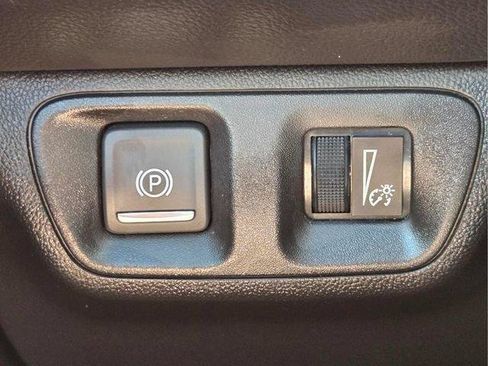 Used 2023 GMC Acadia SLT FWD image 32