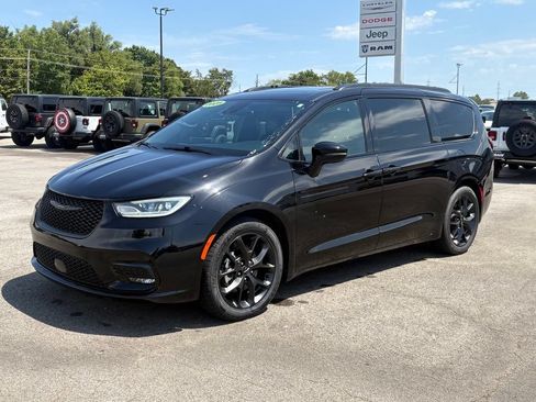 Used 2025 Chrysler Pacifica Limited FWD image 3