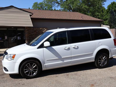 Used 2017 Dodge Grand Caravan SXT FWD image 14