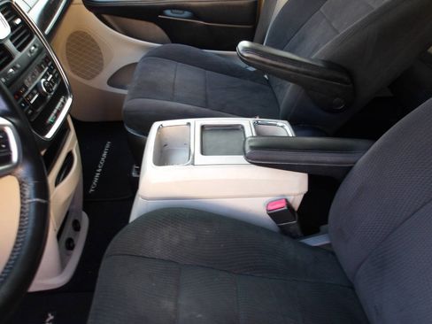 Used 2011 Chrysler Town & Country Touring FWD image 16