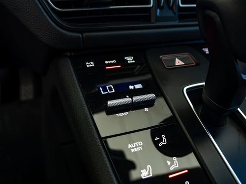 Certified 2024 Porsche Macan AWD/4WD image 11