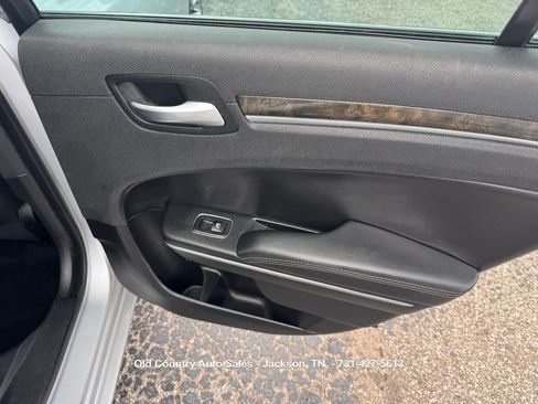Used 2020 Chrysler 300 Limited RWD image 11