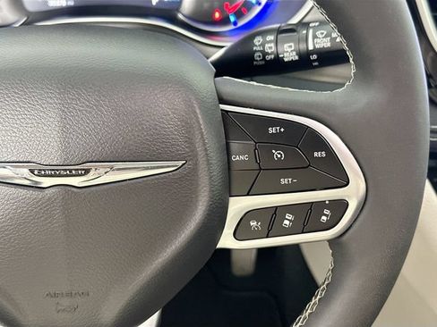 Used 2023 Chrysler Pacifica Touring-L FWD image 23