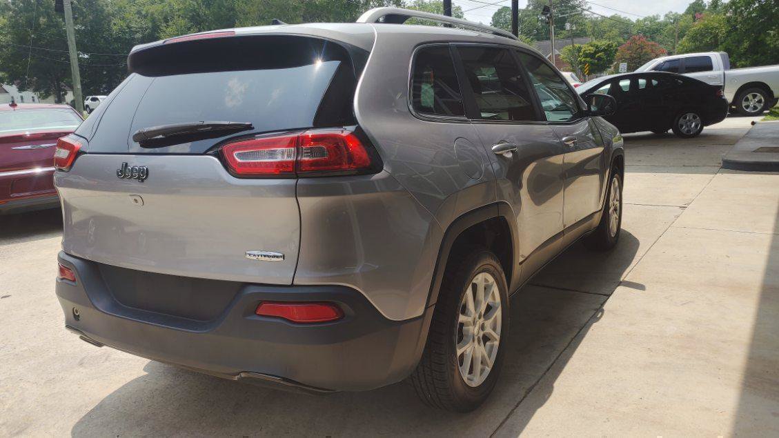 Used 2017 Jeep Cherokee Latitude w/ Comfort & Sound Group FWD image 4