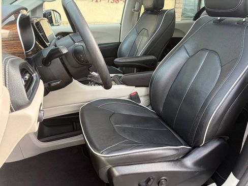 Used 2023 Chrysler Pacifica Limited FWD image 9