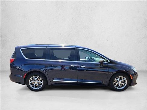 Used 2018 Chrysler Pacifica Limited FWD image 4