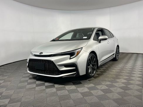Used 2025 Toyota Corolla SE image 3