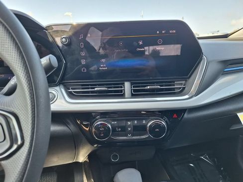 Used 2025 Chevrolet Trax LT FWD image 12