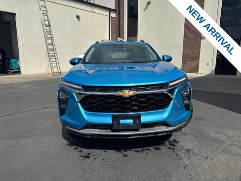 Used 2025 Chevrolet Trax LT w/ LT Convenience Package FWD image 2