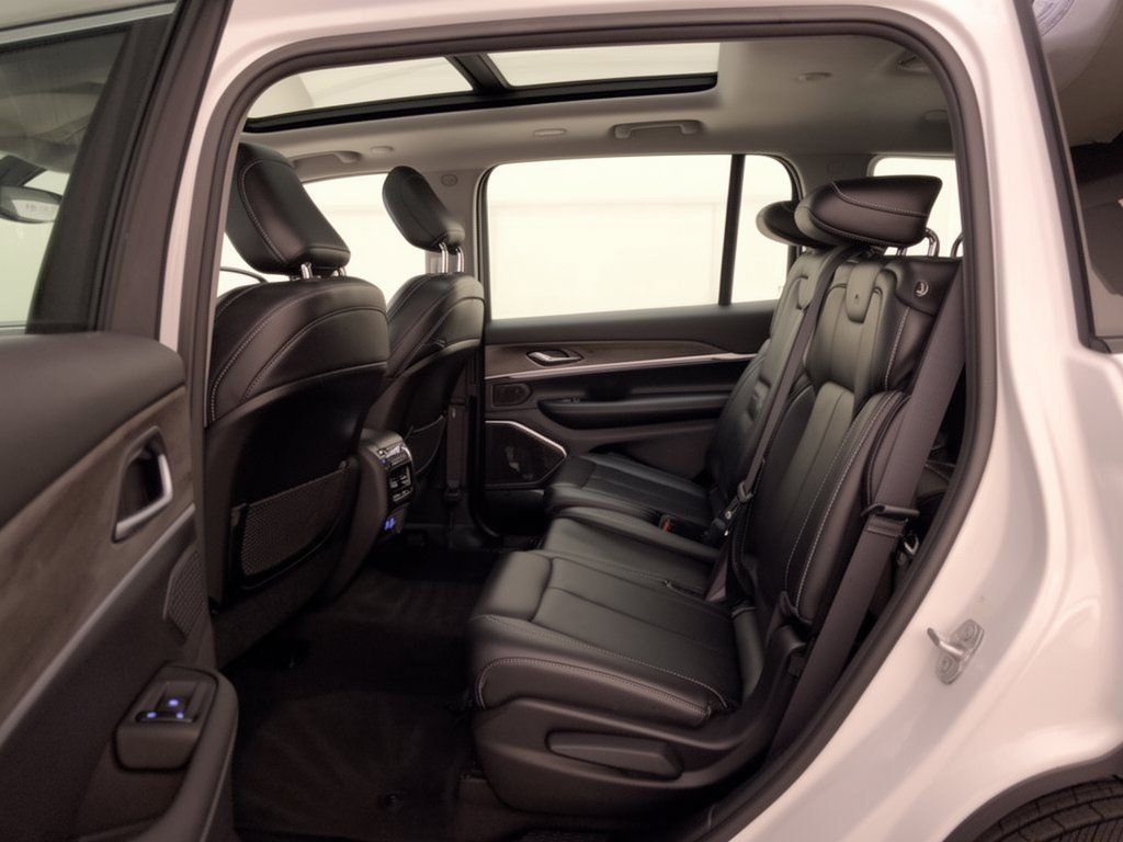 Used 2022 Jeep Grand Cherokee L Limited AWD/4WD image 25