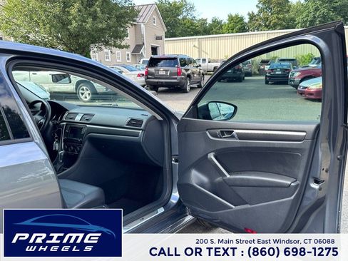 Used 2018 Volkswagen Passat 2.0T R-Line FWD image 16