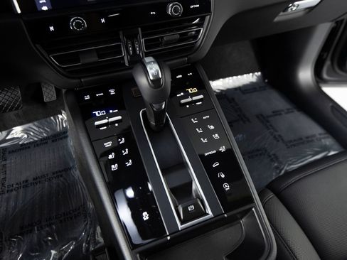 Certified 2026 Porsche Macan AWD/4WD image 28