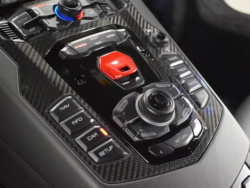 Used 2019 Lamborghini Aventador S image 32