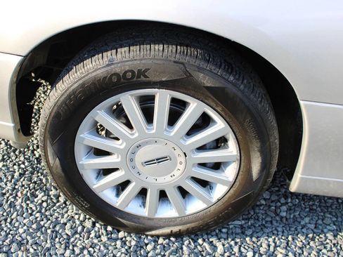 Used 2005 Lincoln Town Car Signature image 23