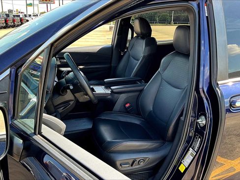 Used 2021 Toyota Sienna XSE image 5