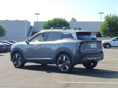 New 2026 Nissan Kicks SR w/ SR Premium Package FWD image 2