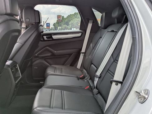 Used 2022 Porsche Cayenne AWD/4WD image 10