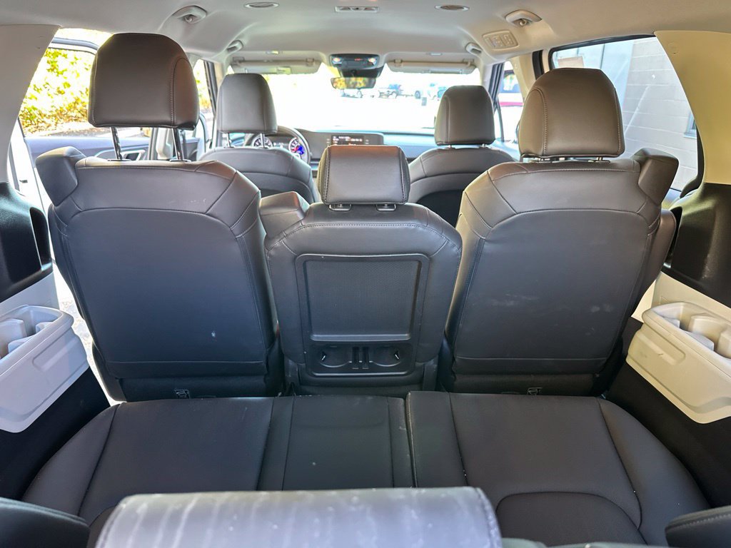 Used 2024 Kia Carnival LX FWD image 31