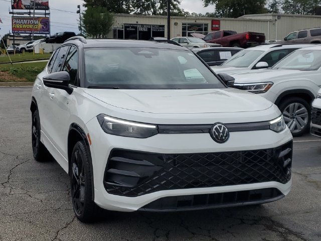 Used 2025 Volkswagen Tiguan SE R-Line AWD/4WD image 3