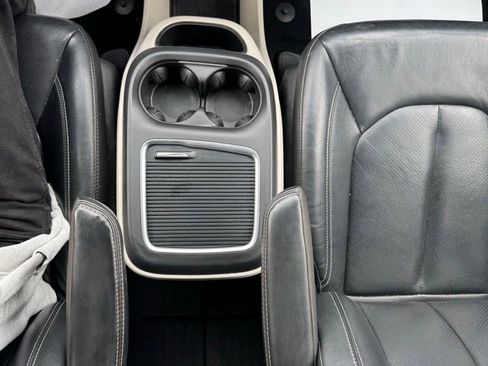 Used 2022 Chrysler Pacifica Touring-L image 29