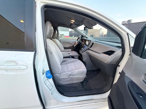 Used 2020 Toyota Sienna LE image 11