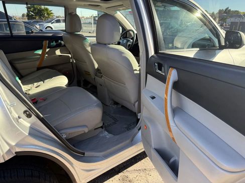 Used 2010 Toyota Highlander Limited image 17
