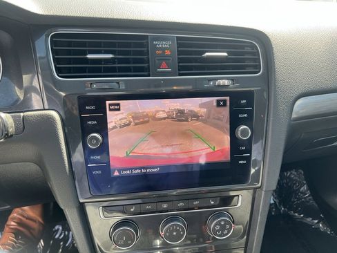 Used 2018 Volkswagen Golf SE image 34