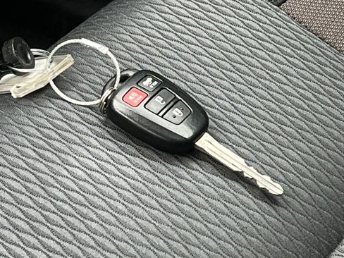 Used 2018 Toyota Corolla LE FWD image 21