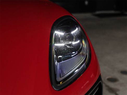 Used 2025 Porsche Macan image 11