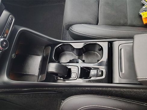 Certified 2025 Volvo XC40 B5 Plus image 21