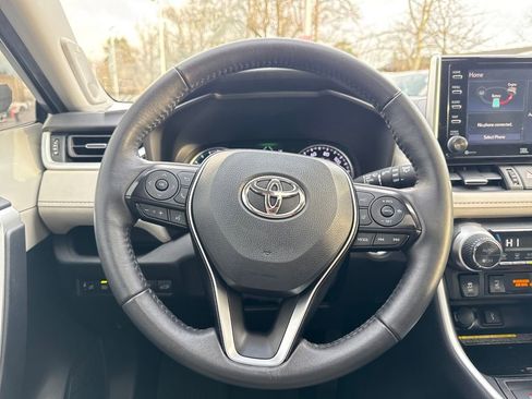 Used 2021 Toyota RAV4 XLE Premium image 22