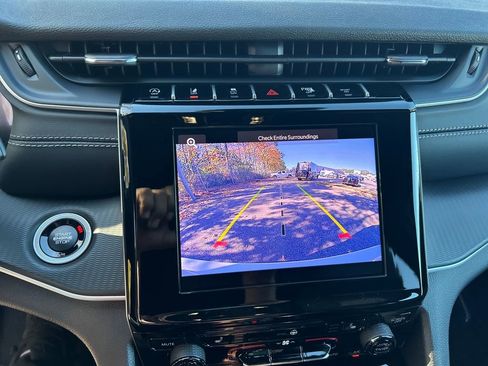 New 2025 Jeep Grand Cherokee L Altitude image 16