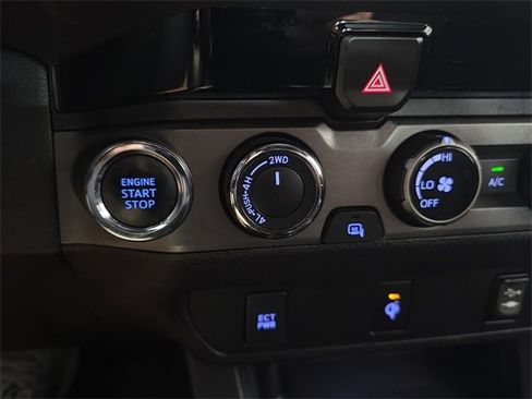 Used 2017 Toyota Tacoma TRD Sport image 17