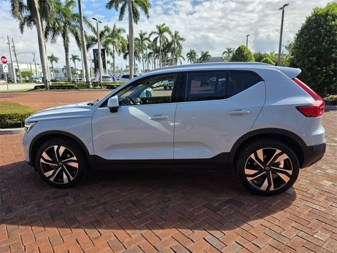 Used 2024 Volvo XC40 B5 Plus image 7
