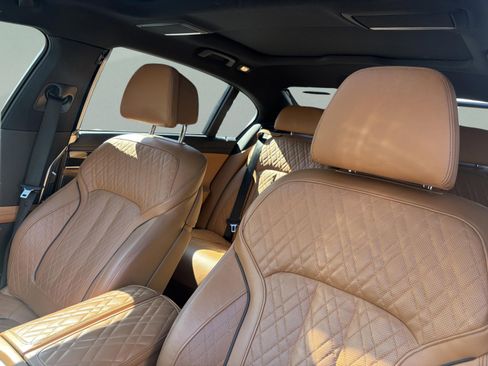 Used 2021 BMW 750i xDrive w/ Luxury Rear Seating Package image 19
