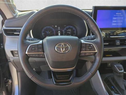 Used 2023 Toyota Highlander Platinum FWD image 12
