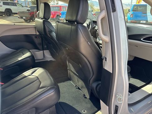 Used 2024 Chrysler Pacifica Touring-L FWD image 21