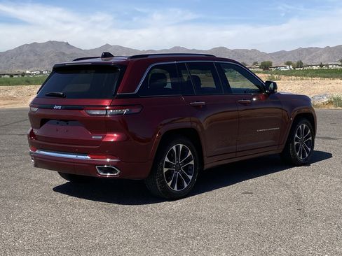 Used 2023 Jeep Grand Cherokee Overland image 3