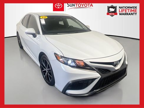 Used 2022 Toyota Camry SE image 1