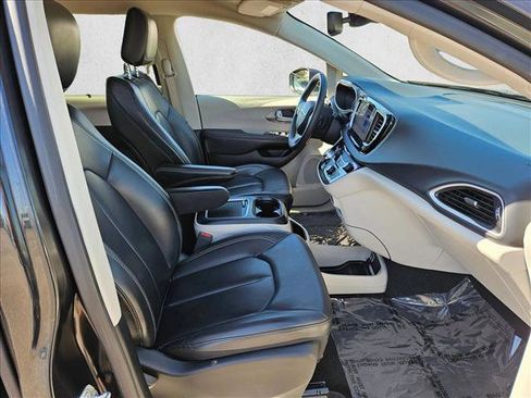 Used 2023 Chrysler Pacifica Touring-L FWD image 25